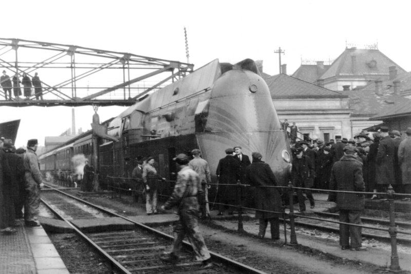 Illustration for article titled The Zeppelin Train, The Aerotrain And Other Classic Streamlined Trains